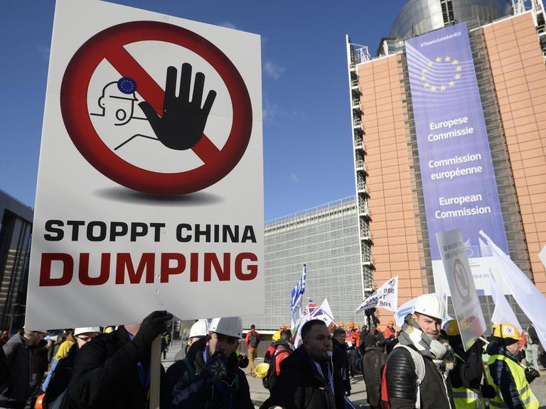 Europaweit gingen Arbeiter gegen die Billig-Preise für Produkte, vor allem aus China, auf die Straße.
