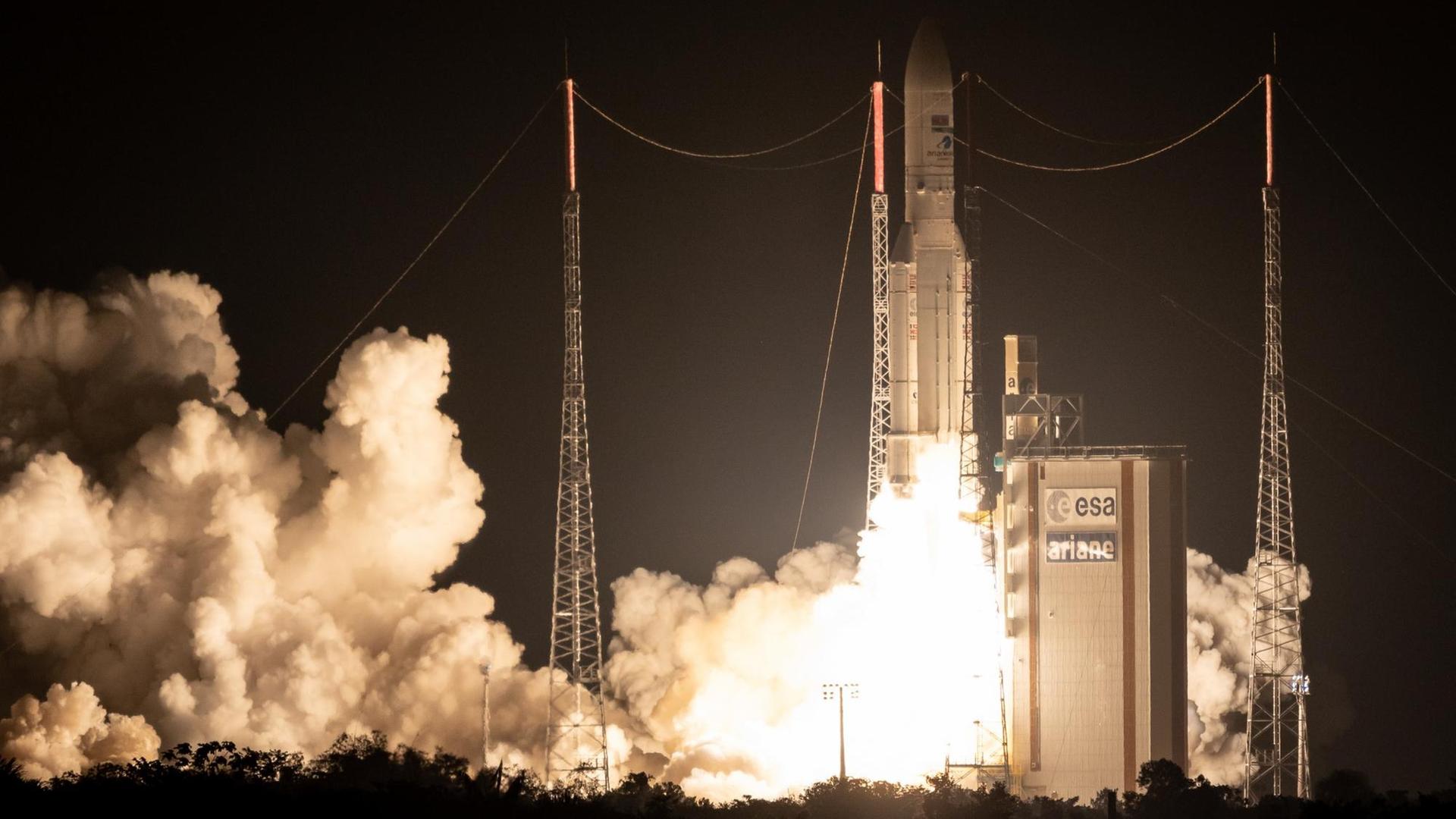 Eine Ariane-5-Rakete startet zum Jubiläumsflug vom Weltraumbahnhof Kourou in Französisch-Guyana.