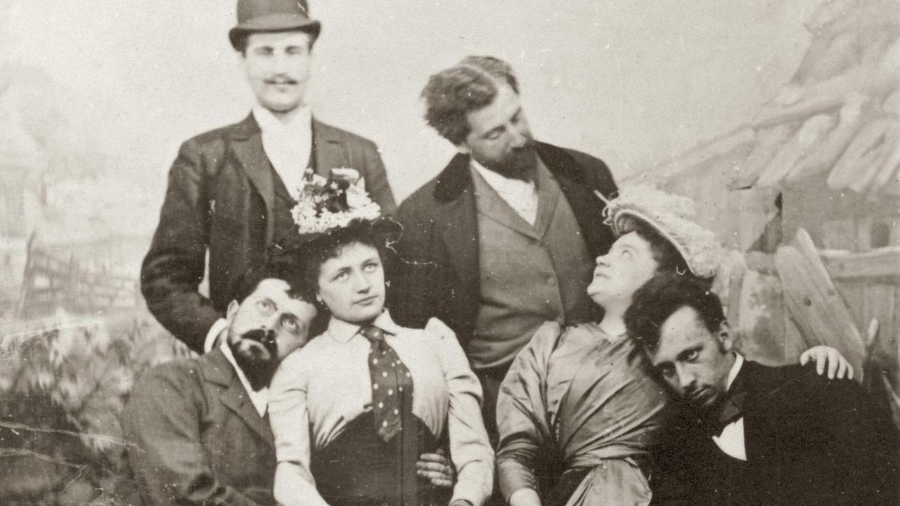 Schwarz-weiß-Aufnahme der Literatengruppe" Jung-Wien" beim  Praterausflug (von links nach rechts): Hugo von Hofmannsthal, Arthur Schnitzler, Richard Beer-Hofmann, Felix Salten (sitzend) "mit jungen Frauen. Fotografie um 1894