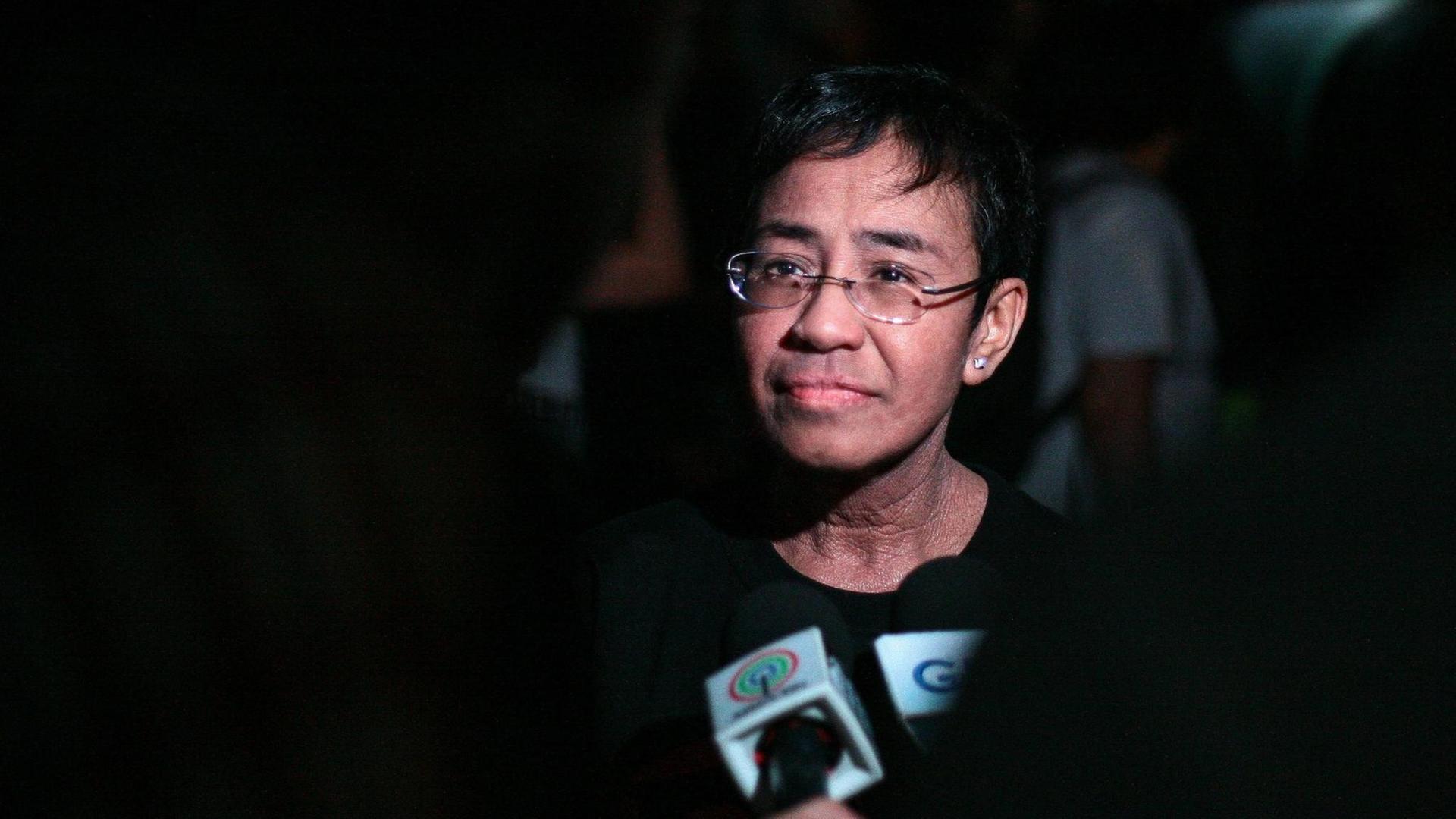 Die philippinische Journalistin Maria Ressa 2018 während einer Demonstration für Pressefreieheit in Manila