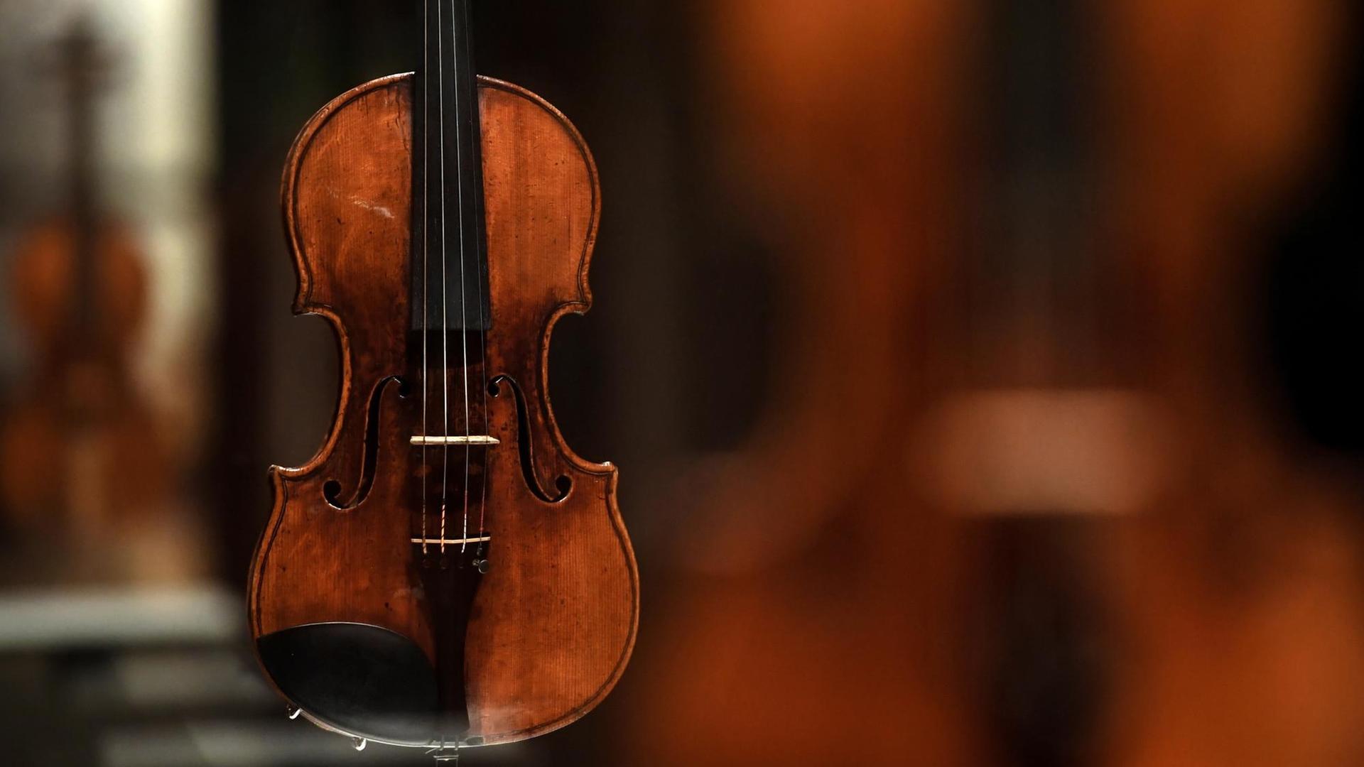 Geige von Stradivari, ausgestellt in Moskau.