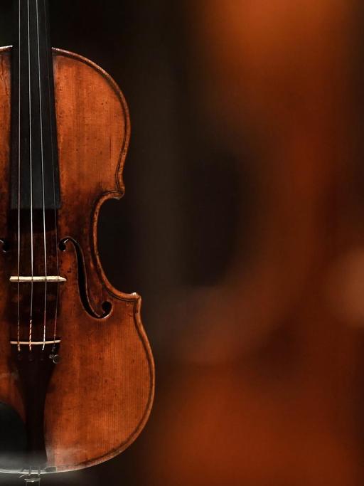 Geige von Stradivari, ausgestellt in Moskau. (Quelle: picture alliance)