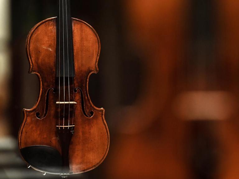 Geige von Stradivari, ausgestellt in Moskau. (Quelle: picture alliance)
