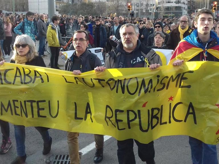 Protest des "Komitees zur Verteidigung der Republik" vor dem Bahnhof Sants im März (Archivbild)