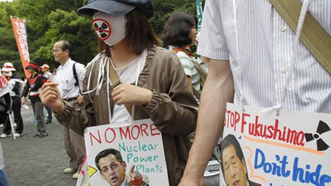 Demonstranten in Tokio demonstrieren gegen Atomkraft.