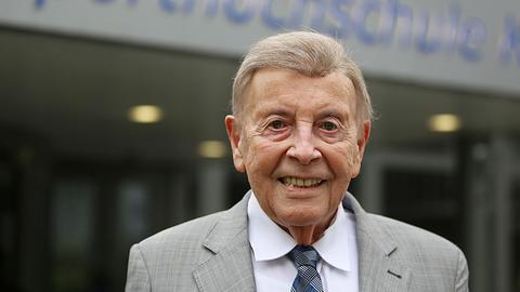 Der emeritierte Sportmediziner Wildor Hollmann vor der Sporthochschule Köln: Er ist 92 Jahre alt und gibt immer noch Vorlesungen.