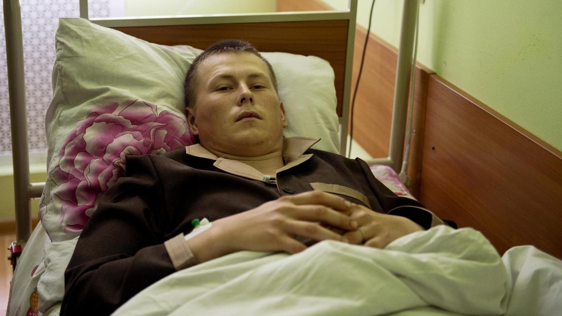Ein angeblicher russischer Soldat in einem Militärhospital in Kiew.