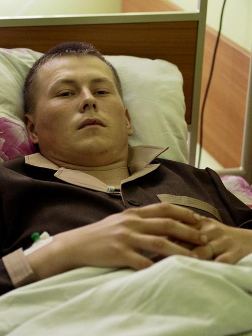 Ein angeblicher russischer Soldat in einem Militärhospital in Kiew.