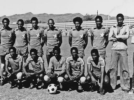 Dieter Widmann (re.) 1976 mit den African Stars in Katutura, einem Township in Windhuk.