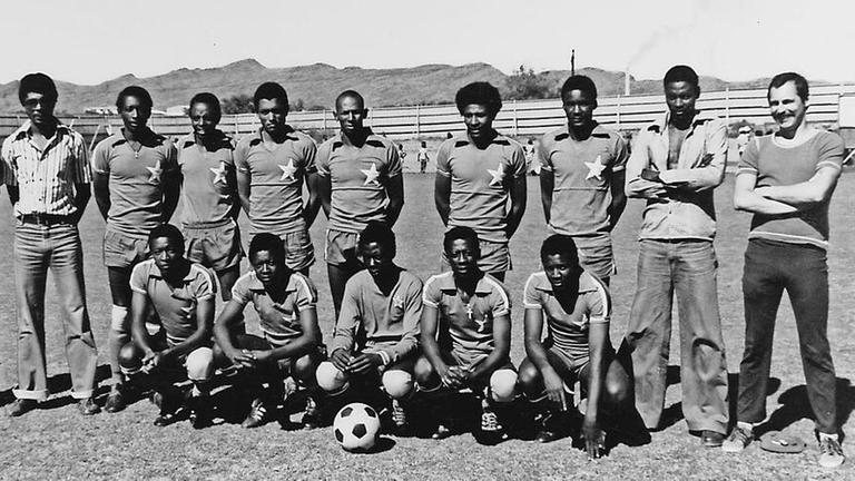 Dieter Widmann (re.) 1976 mit den African Stars in Katutura, einem Township in Windhuk.