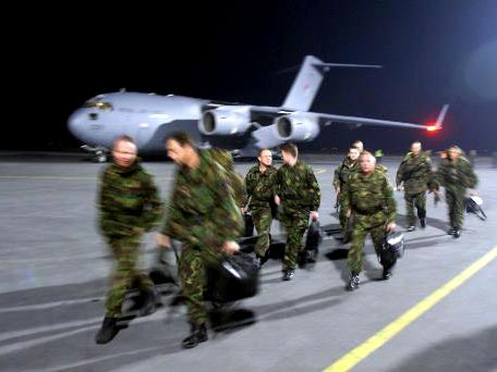 Britische KFOR-Soldaten kommen auf dem Flughafen in Pristina an Britische KFOR-Soldaten kommen auf dem Flughafen in Pristina an