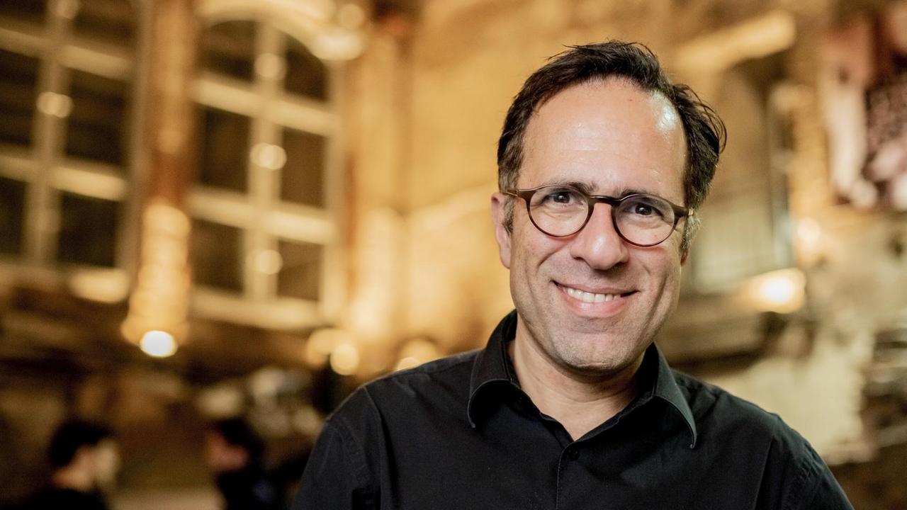 Das Foto zeigt den Stressforscher Mazda Adli in der Hörsaalruine der Berliner Charité.