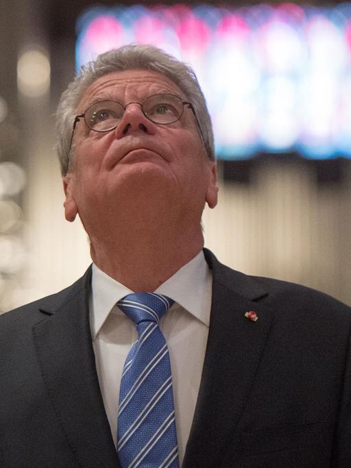 Bundespräsident Joachim Gauck schaut sich am 13.06.2014 in Trondheim den Nidarosdom an.
