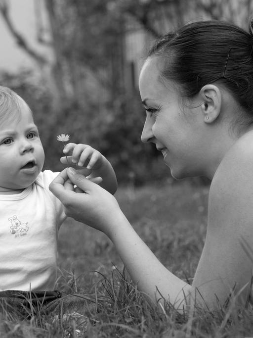 Kleinkind mit seiner Mutter