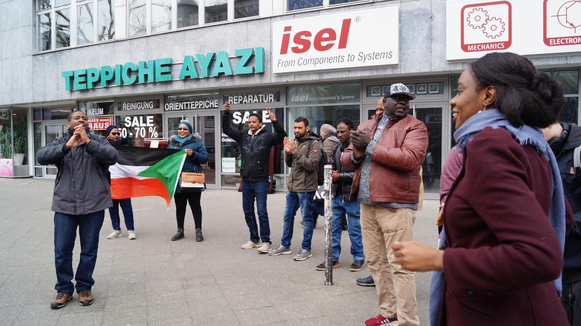 Proteste der sudanesischen Exilaktivisten in der Nähe der sudanesische Botschaft in Berlin.