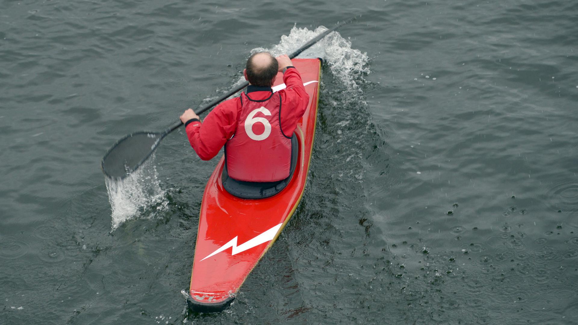 Ein Kanupolo-Spieler fährt am 05.01.2014 mit seinem Kayak bei 8 Grad Außentemperatur über die Havel in Berlin.