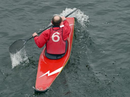 Ein Kanupolo-Spieler fährt am 05.01.2014 mit seinem Kayak bei 8 Grad Außentemperatur über die Havel in Berlin.