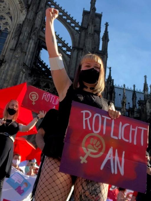 Prostituierte demonstrieren vor dem Kölner Dom gegen die Corona-Auflagen