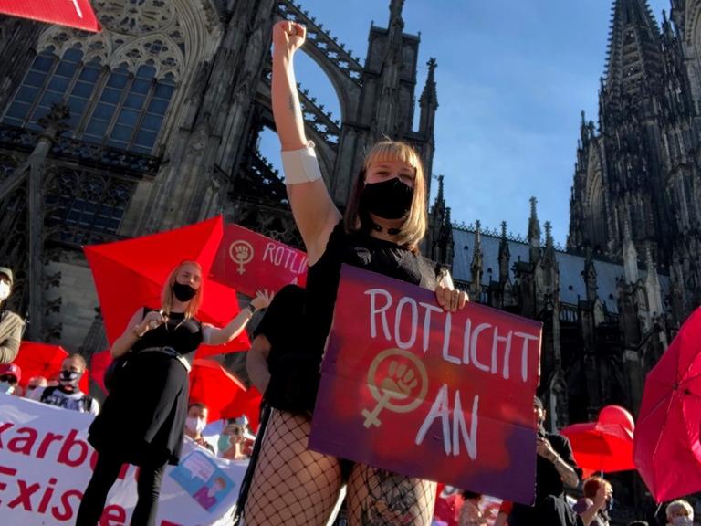 Prostituierte demonstrieren vor dem Kölner Dom gegen die Corona-Auflagen