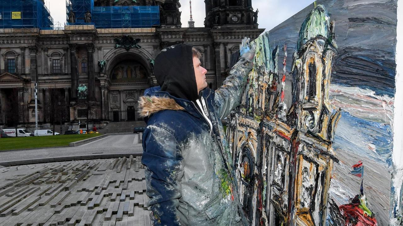 Christopher Lehmpfuhl malt im Lustgarten an einem Bild mit dem Berliner Dom.
