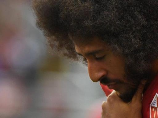 American Football-Spieler Colin Kaepernick schaut auf den Boden. American Football-Spieler Colin Kaepernick schaut auf den Boden.