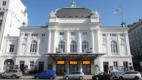 Das Deutsche Schauspielhaus aufgenommen am Dienstag (08.03.2011) in Hamburg. Das auf Theaterbauten spezialisierte Wiener Büro Fellner und Helmer erstellte mit Architekt Ferdinand Fellner das Hamburger Theater in einem neobarocken Stil in den Jahren von 1899 bis 1900. Foto: Malte Christians dpa/lno | Verwendung weltweit