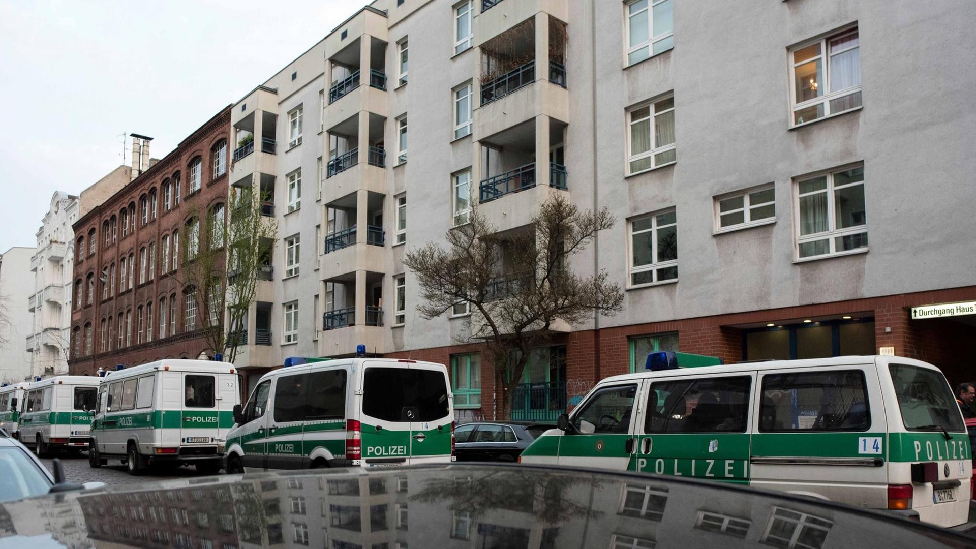 Polizeifahrzeuge stehen bei einem Einsatz gegen arabische Großfamilien am 12.04.2016 vor einem Gebäude in Berlin im Bezirk Neukölln