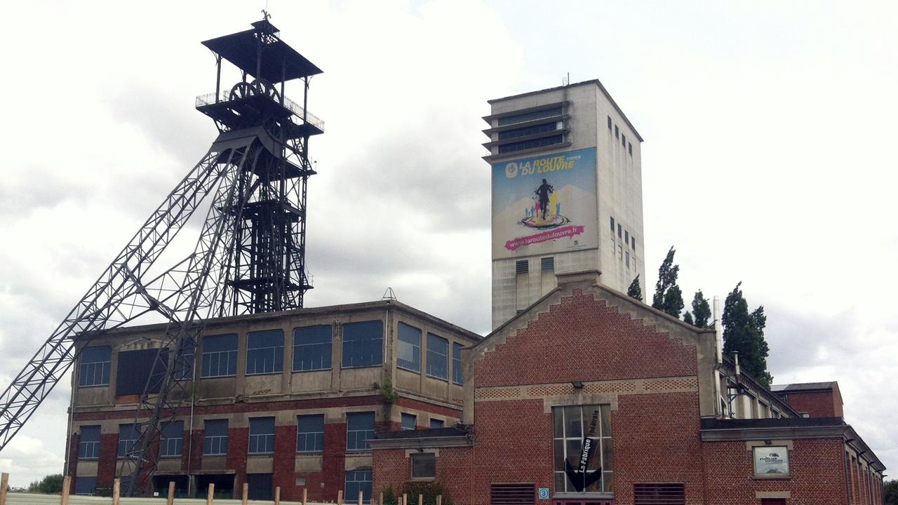 Förderturm und Industriehallen auf dem Gelände des ehemaligen Kohlebergwerks in Loos-en Gohelle.