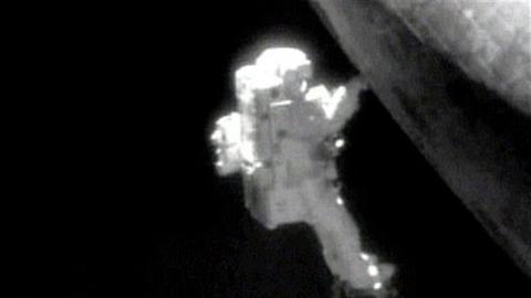 Der US-amerikanische Raumfahrer Stephen Robinson repariert die "Discovery".
