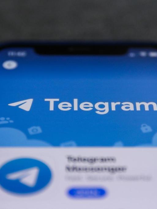 Auf einem Smartphone ist die Telegram App zu sehen.