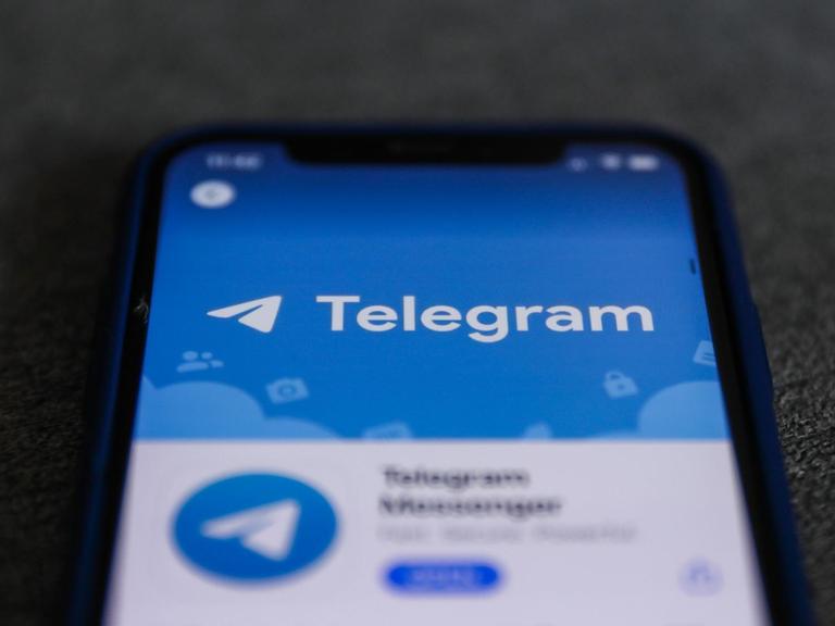 Auf einem Smartphone ist die Telegram App zu sehen.