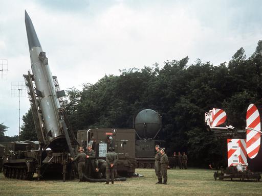 Eine Pershing-Rakete wird gefechtsbereit gemacht. (Undatierte Aufnahme). Pershing-Raketen können mit atomaren Gefechtsköpfen ausgerüstet werden.