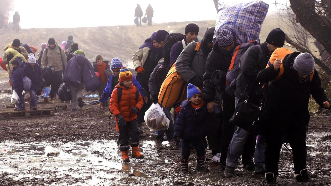 Flüchtlinge auf dem Weg von Mazedonien in ein Camp nahe der serbischen Stadt Presevo.