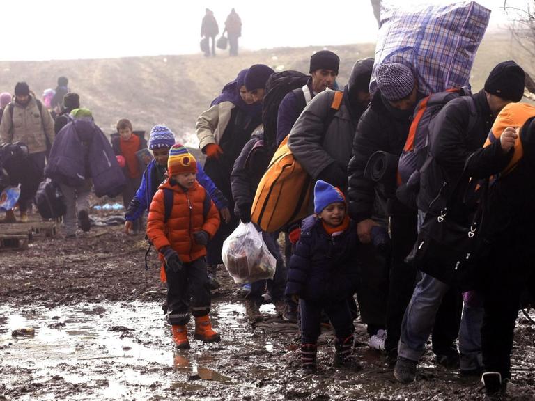 Flüchtlinge auf dem Weg von Mazedonien in ein Camp nahe der serbischen Stadt Presevo.
