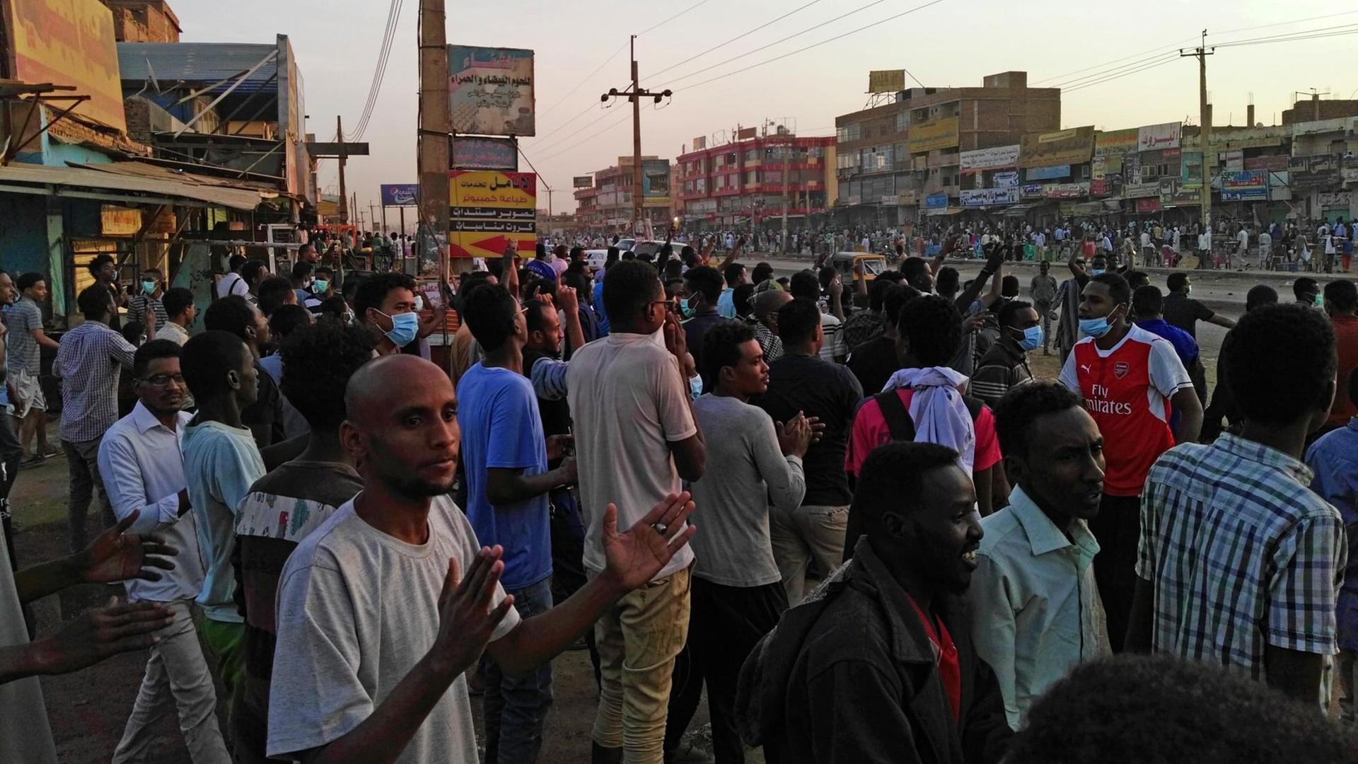 Demonstranten gegen den Machthaber Baschir auf einem Markttplatz in Karthoum im Sudan