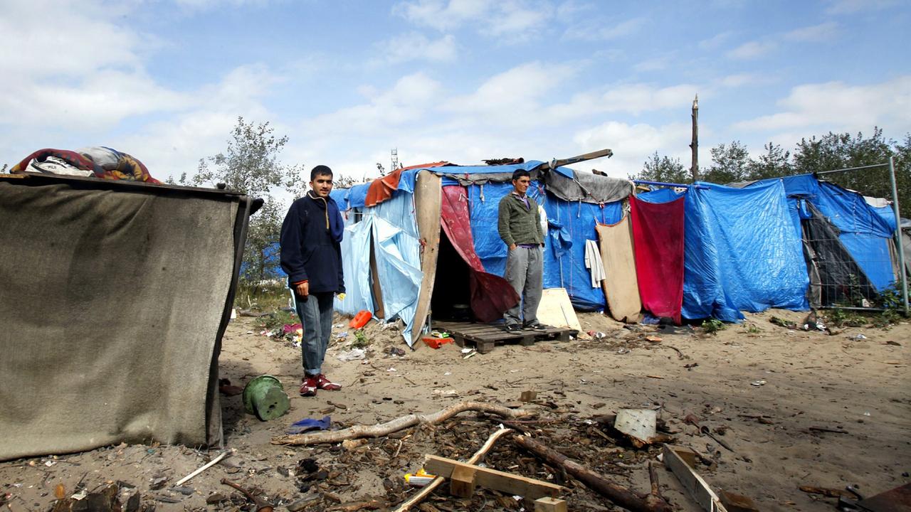 Afghanische Flüchtlinge am 17. September 2009 in einem improvisierten Lager in der Nähe von Calais in Frankreich. 