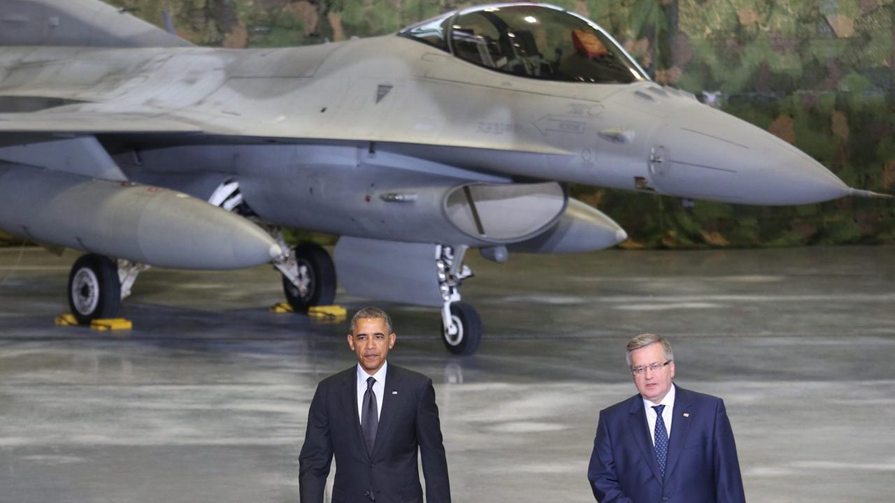 Der Präsident von den USA, Obama, und der Präsident von Polen, Komorowski. Sie stehen auf dem Flughafen vor einem Kampf-Flugzeug. Der Präsident von den USA, Obama, und der Präsident von Polen, Komorowski. Sie stehen auf dem Flughafen vor einem Kampf-Flugzeug.