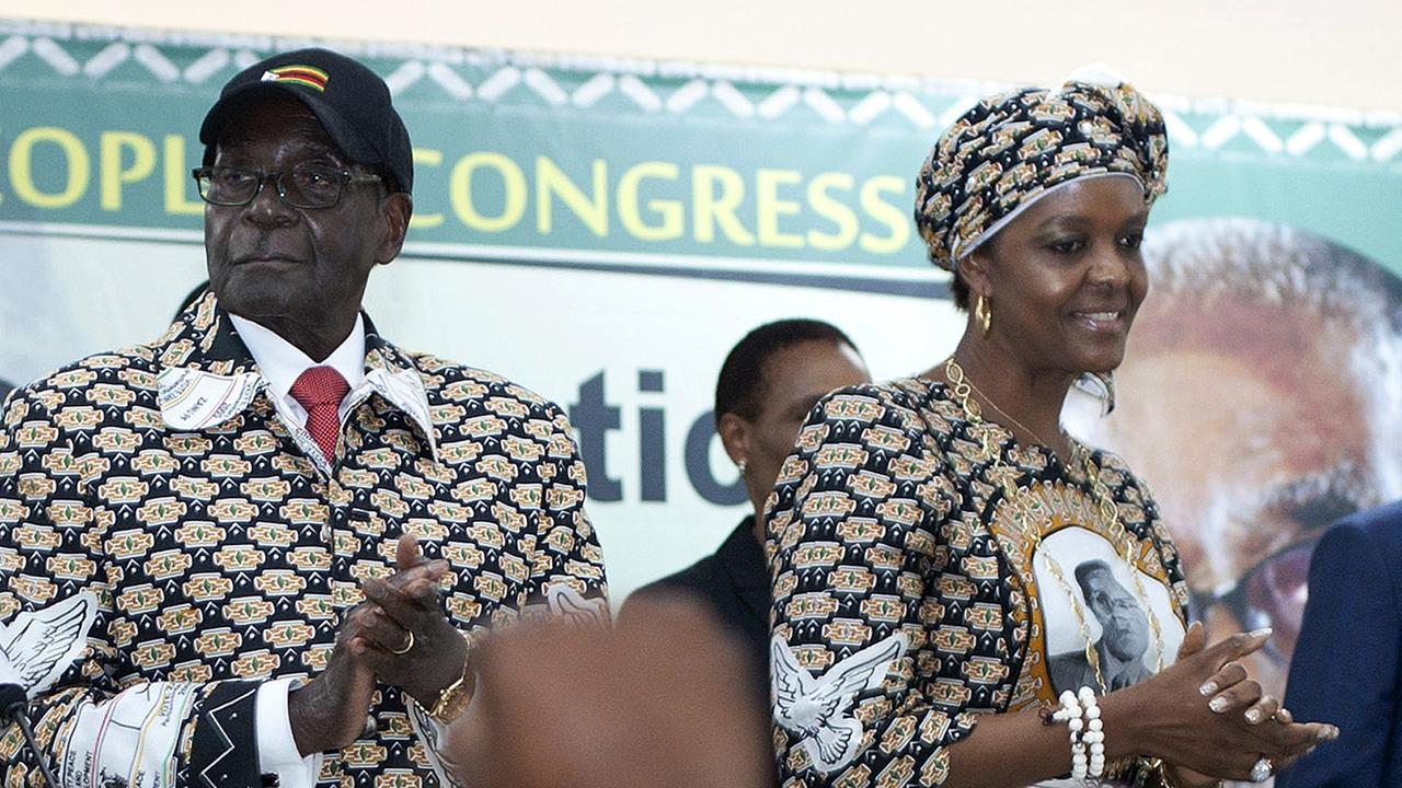 Simbabwes Präsident Robert Mugabe und seine Frau Grace beim Parteitag der ZANU-PF.