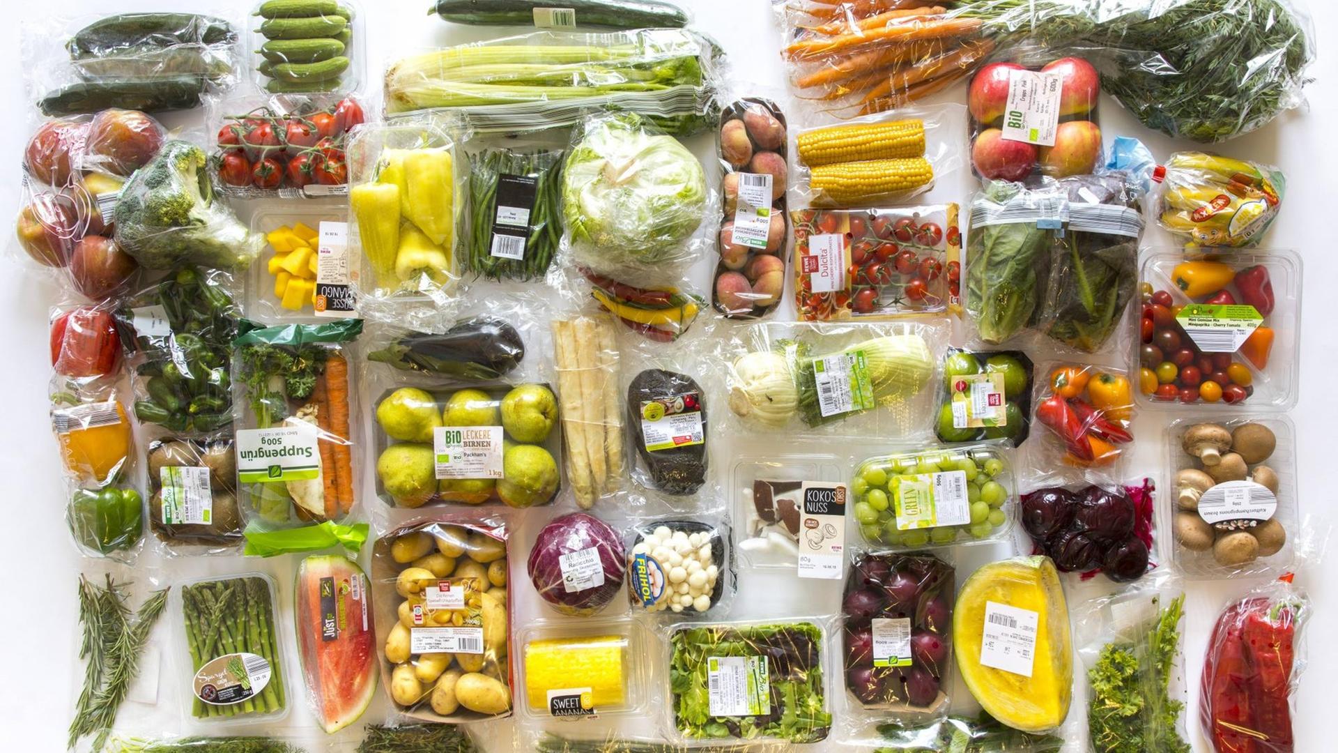 Frische Lebensmittel, Gemüse, Obst - jeweils einzeln in Plastikfolie verpackt.