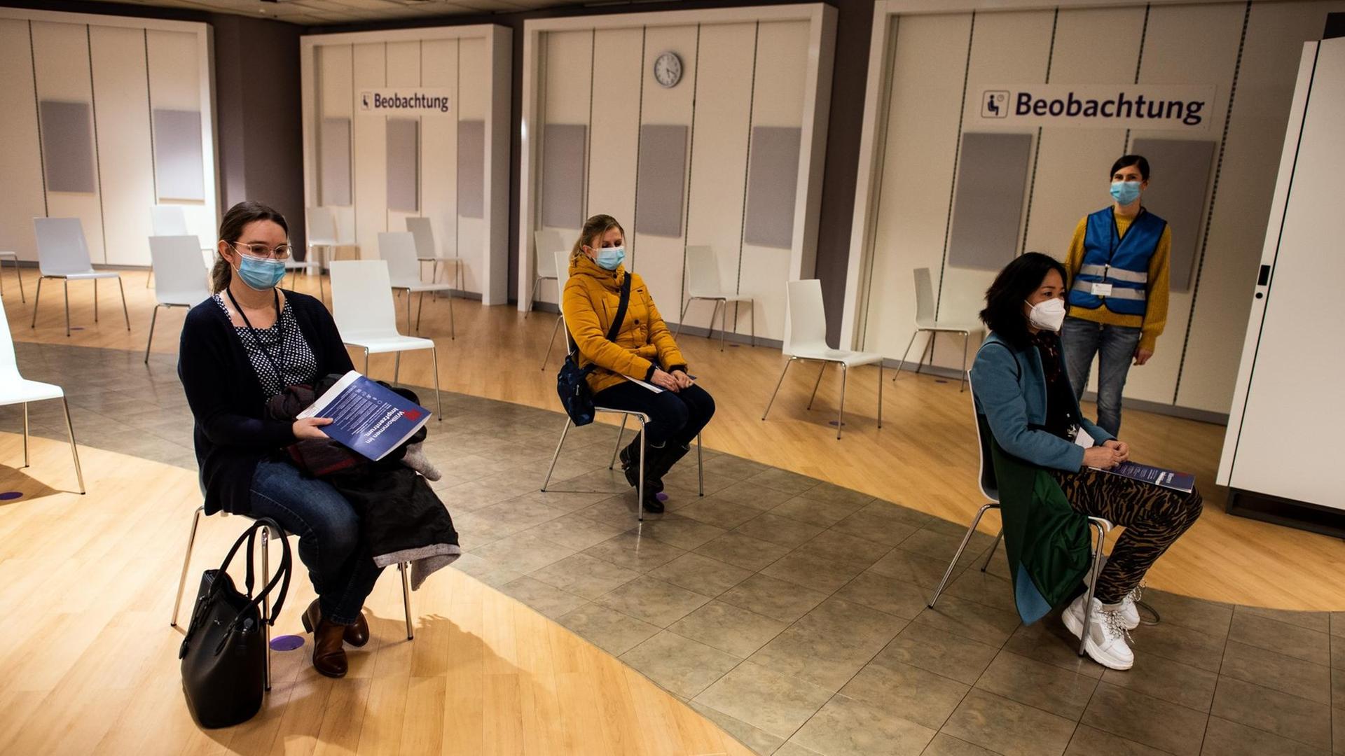 Probe-Patientinnen warten im Beobachtungsbereich des Impfzentrum Oberbergischer Kreis.