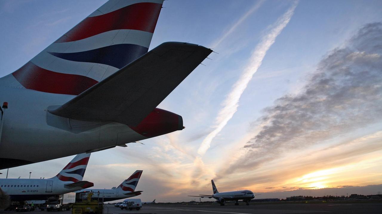 Maschinen der Fluggesellschaft British Airways auf dem Flughafen Heathrow. 