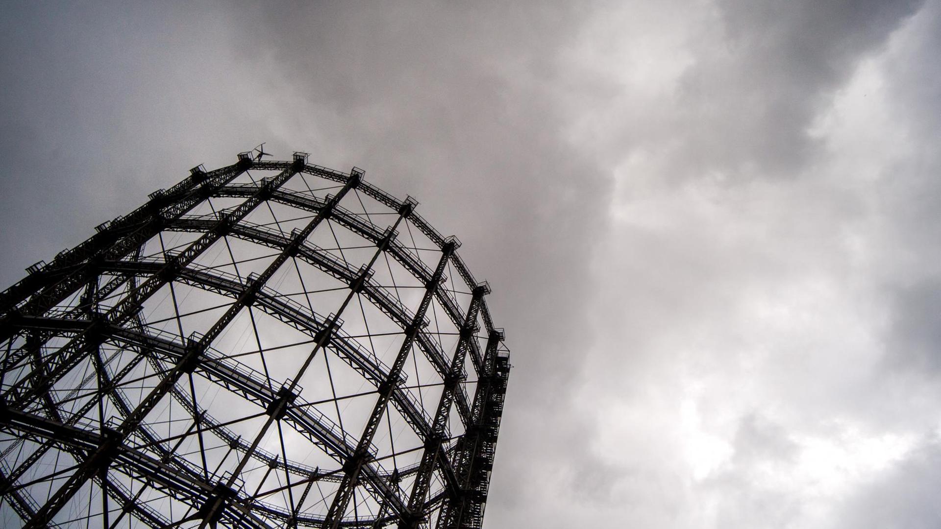 Dunkle Erinnerungen: Wolken über dem Gasometer in Berlin-Schöneberg