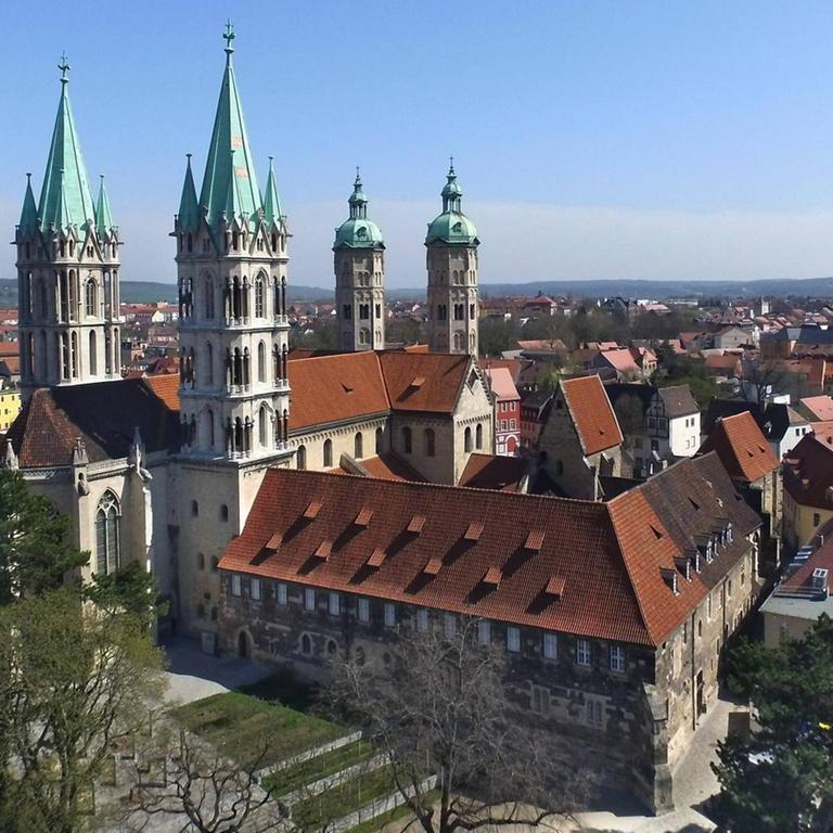Der Naumburger Dom ist in das Unesco-Weltkulturerbe aufgenommen worden (Foto vom 12.04.18). Das Welterbekomitee habe das Bauwerk in Sachsen-Anhalt, das zu den bedeutendsten Kathedralbauten des Hochmittelalters zaehle, am 01.07.18 bei seiner Tagung in Bahrain in die Welterbeliste aufgenommen, teilte die deutsche Unesco-Kommission am Sonntag in Bonn mit. Das Welterbekomitee wuerdigte den Angaben zufolge mit seiner Entscheidung die kuenstlerischen Qualitaeten des Doms, die Einblick in Kunst, Architektur und Technologie seiner Zeit gaeben. Der Naumburger Dom ist die 44. Unesco-Welterbestaette in Deutschland. (Siehe epd-Meldung vom 01.07.18)