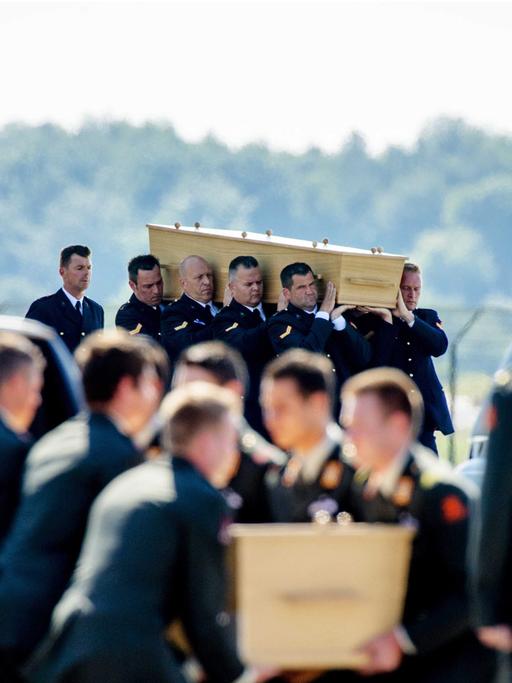 Niederländische Soldaten tragen die Särge der Opfer des Absturzes von Flug MH17