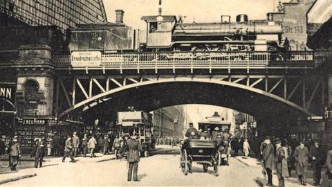 Eine Dampflock am Bahnhof Friedrichstraße Anfang der 1930er Jahre in Berlin.
