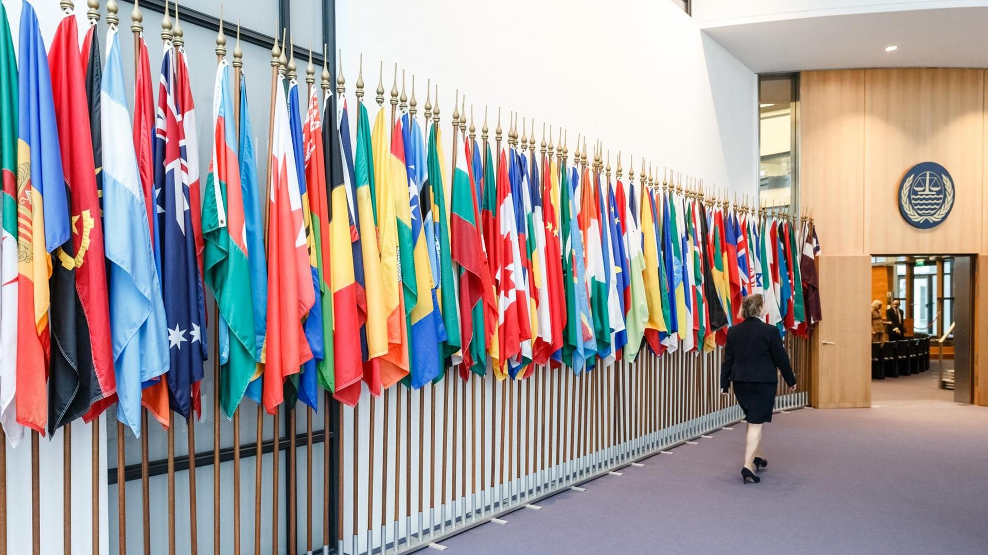 Die Flaggen der Mitgliedsstaaten des Internationalen Seegerichtshofs stehen am Eingang zum Verhandlungssaal. Die Flaggen der Mitgliedsstaaten des Internationalen Seegerichtshofs stehen am Eingang zum Verhandlungssaal.