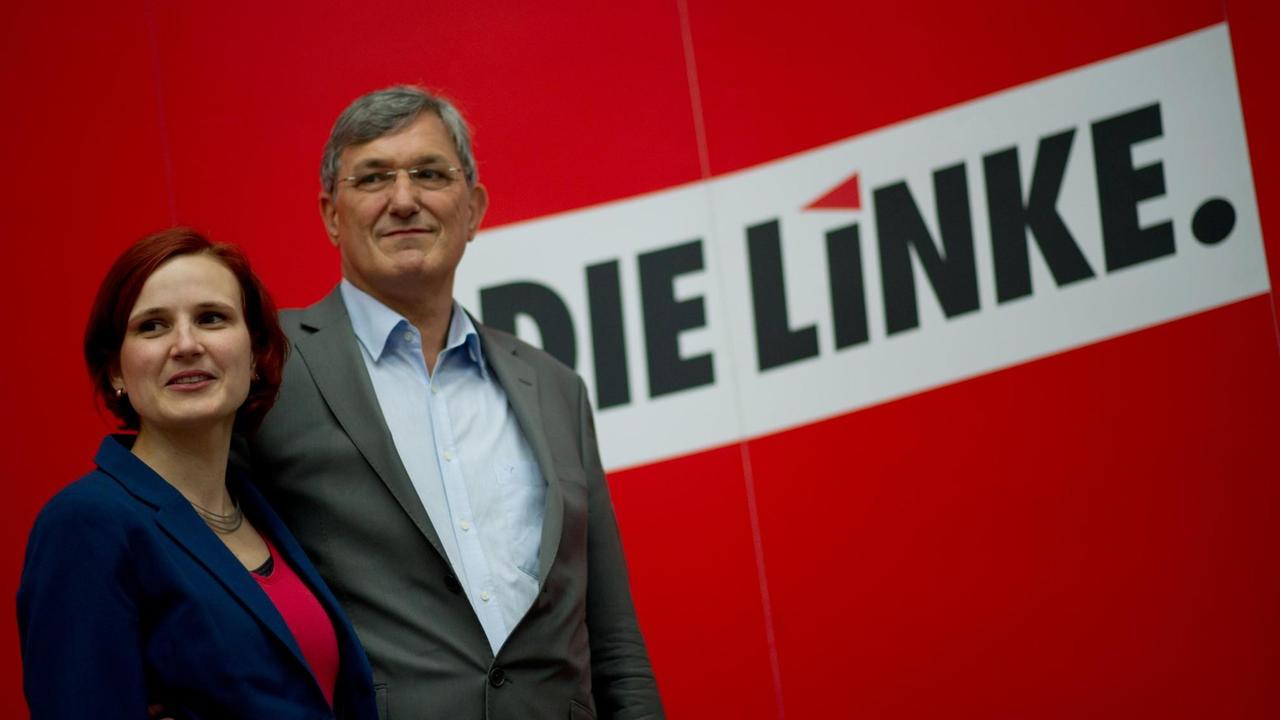 Bernd Riexinger (r) und Katja Kipping, vor einem Wahlplakat ihrer Partei Die Linke.