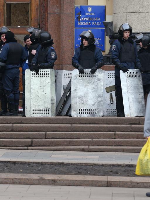 Vor einem Gebäude in der ukrainischen Stadt Charkiv stehen Wachen.