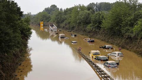 Nach der Hochwasser-Katastrophe im Erftkreis gehen die Aufräumarbeiten weiter. Bei den Bergungsarbeiten der zerstörten Autos in Erftstadt-Liblar kommen auch Sonar, Bundeswehrpanzer und Taucher zum Einsatz: Sie überprüfen die massiv beschädigten Fahrzeuge auf der B256 Luxemburger Straße. Die Fahrer der Autos und LKWs waren von den Wassermassen überrascht worden, konnten sich nach bisherigen Erkenntnissen offenbar noch eilig in Sicherheit bringen. Erftstadt, 17.07.2021