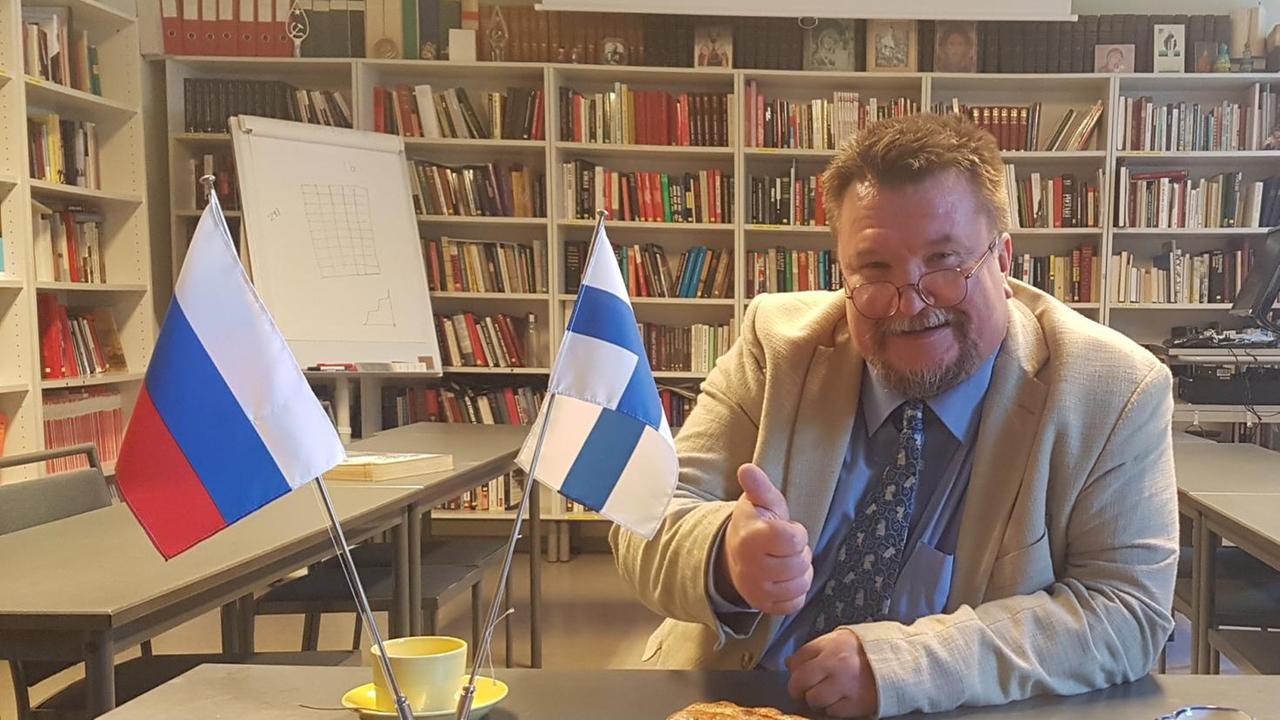 Arto Luukkanen sitztin einem Lesesaal der Universität Helsinki